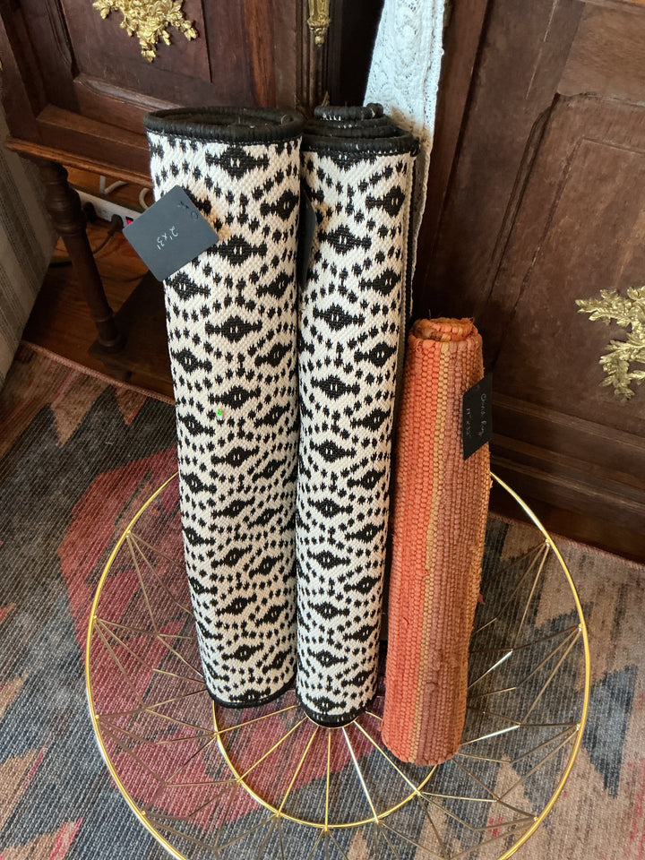 2’x3’ Black & White Rugs