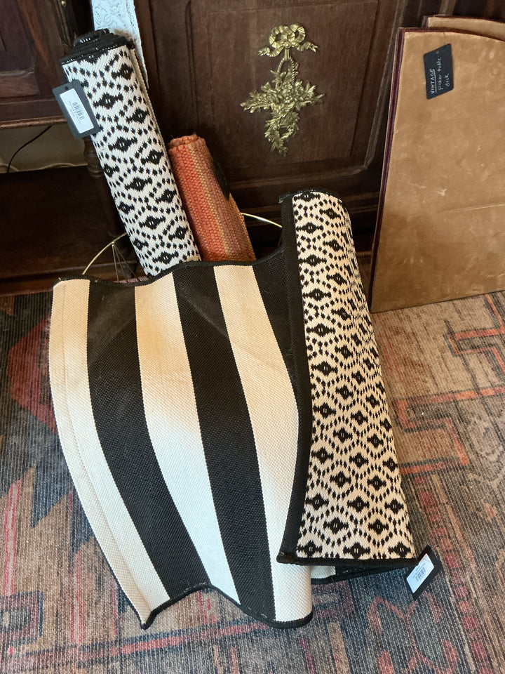 2’x3’ Black & White Rugs